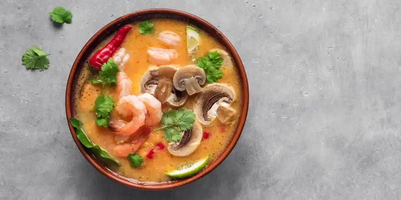 Sopa de leche de coco con gambas al estilo asiático