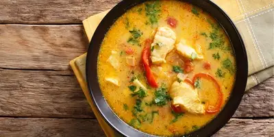 Sartén de verduras de pescado con leche de coco baja en carbohidratos