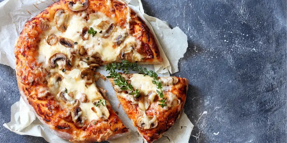 Low carb pizza with tuna base - recipe | FoodPal