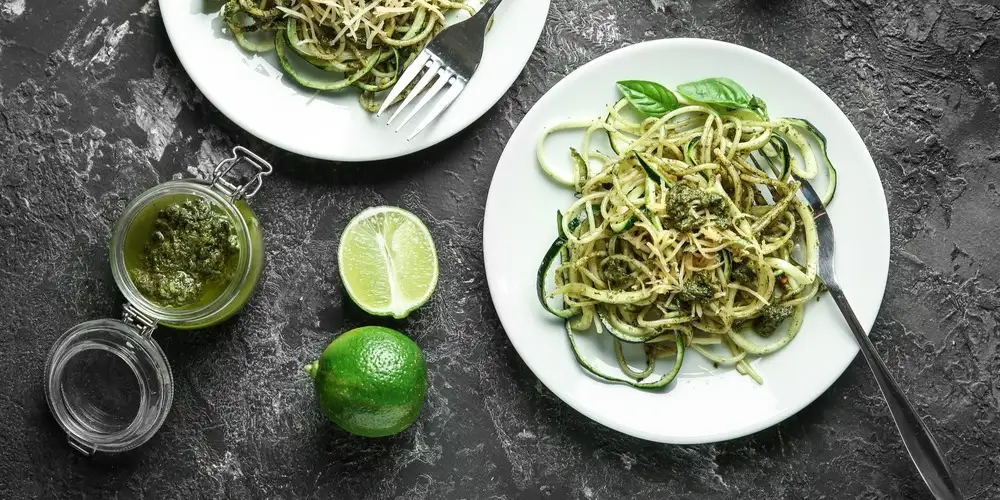 Zucchini pasta with pesto - recipe | FoodPal