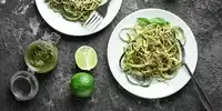 Zucchini-Nudeln mit Pesto