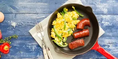 Revuelto de parmesano con pimientos y salchichas