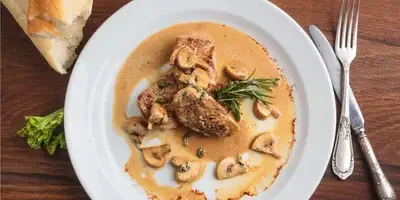 Côtelettes de porc avec sauce à la crème aux champignons et aux épinards