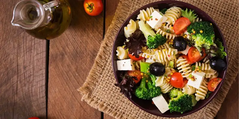 Lattuga di agnello di Creta con formaggio feta e pasta