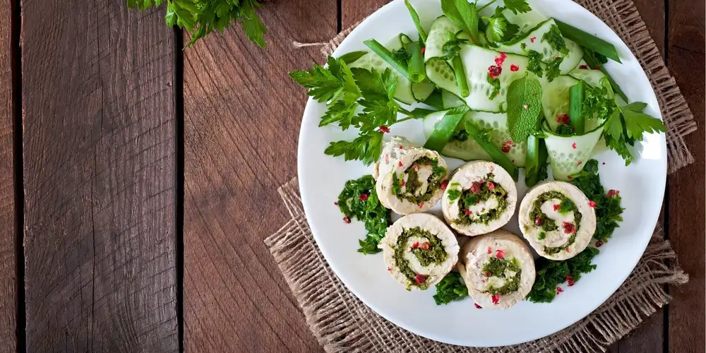 Turkey roulades with tomato and mozzarella cheese - recipe | FoodPal