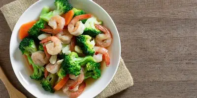 Padella di verdure con zucchine e gamberetti