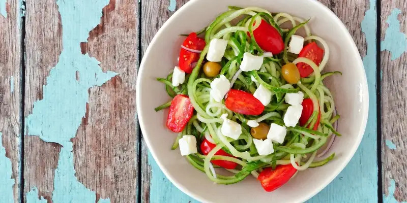 Tagliatelle di zucchine con pomodori e feta