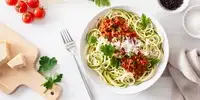 Zucchinispaghetti mit frischer Tomatensauce