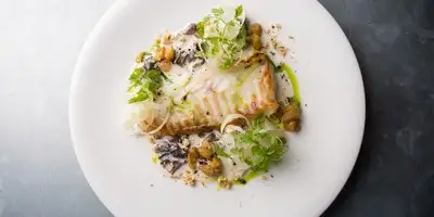 Sartén de pescado y verduras con leche de coco