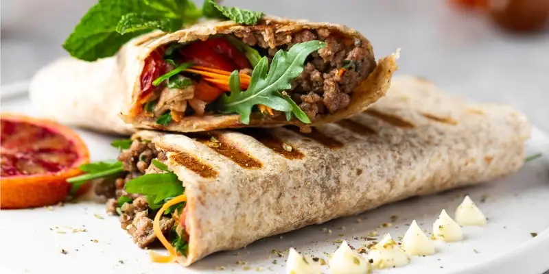 Low carb roll with minced meat