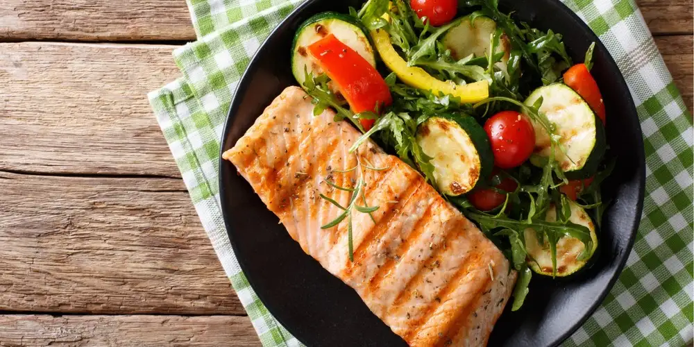 Lachs auf Gemüsebett mit Zitrone - Rezept | FoodPal