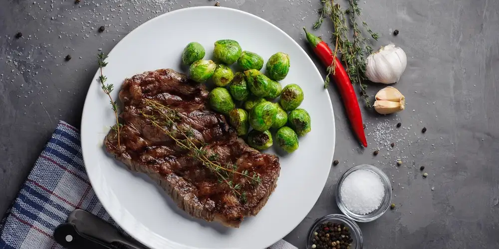Fillet of beef with Brussels sprouts - recipe | FoodPal