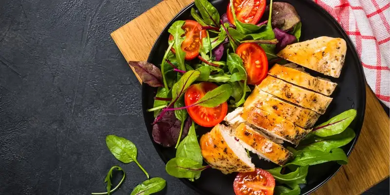 Frango numa cama de feta e espinafres