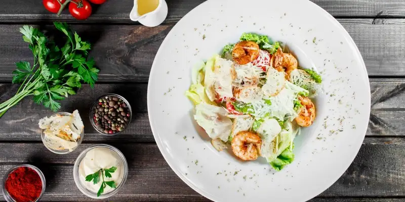 Salada de camarão com parmesão