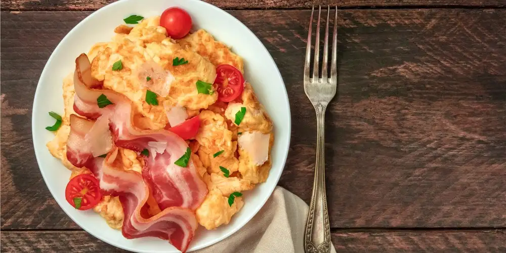 Omelet with mozzarella and bacon - recipe | FoodPal