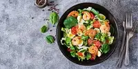 Garnelen-Salat mit Bacon und Ei