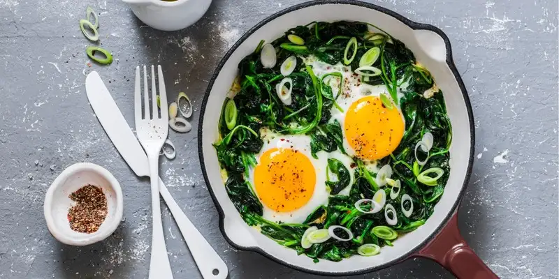 Sartén de puerros y rúcula con huevos