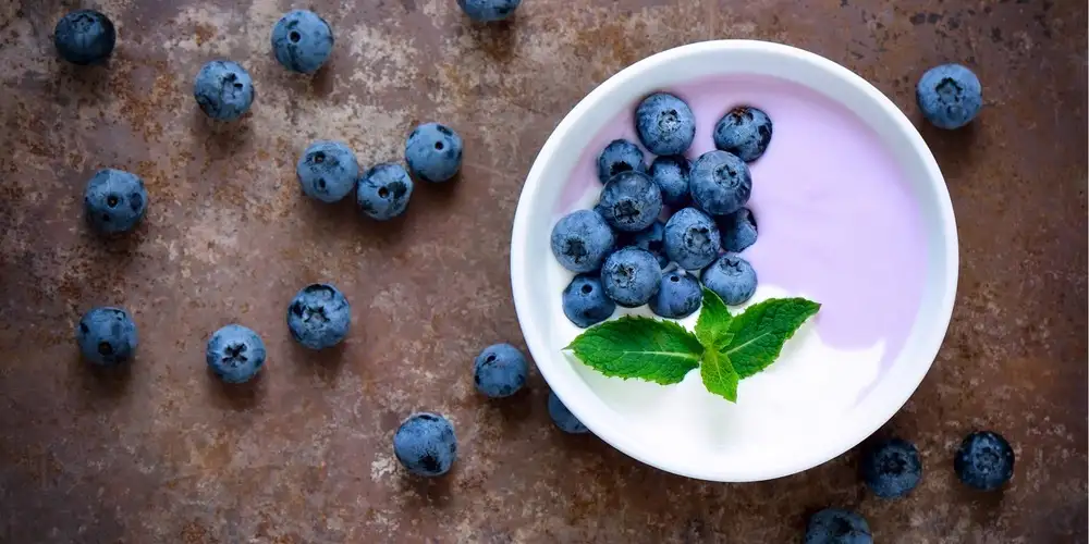 Greek yogurt with berries - recipe | FoodPal