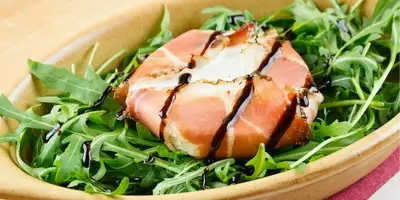 Presunto e cunhas de camembert com avelãs