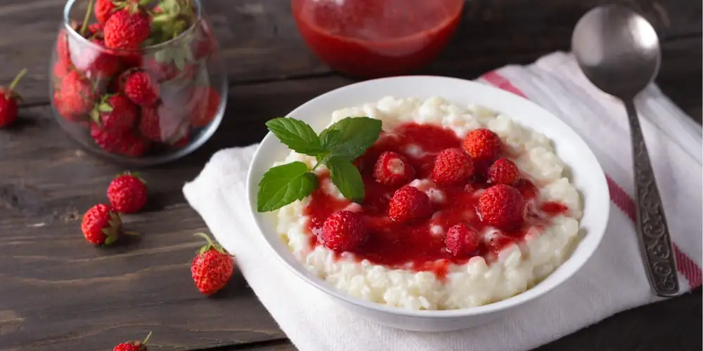 Low carb rice pudding with strawberries - recipe | FoodPal