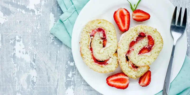 Protein Biskuitrolle mit Erdbeeren