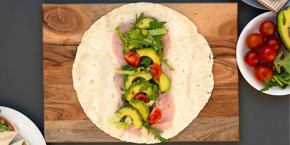 Ham and avocado omelet wrap - recipe | FoodPal