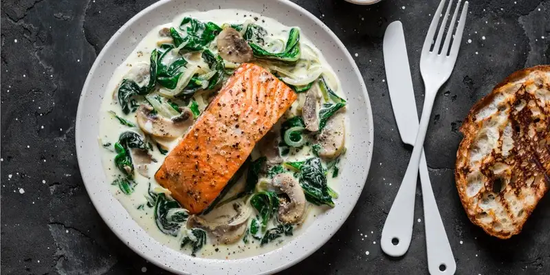 Filete de pescado con setas y feta