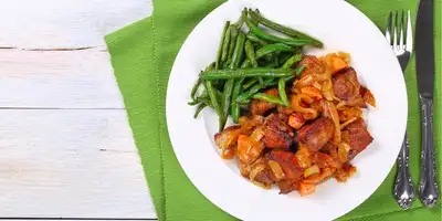 Lombo de porco com amêndoas e feijão