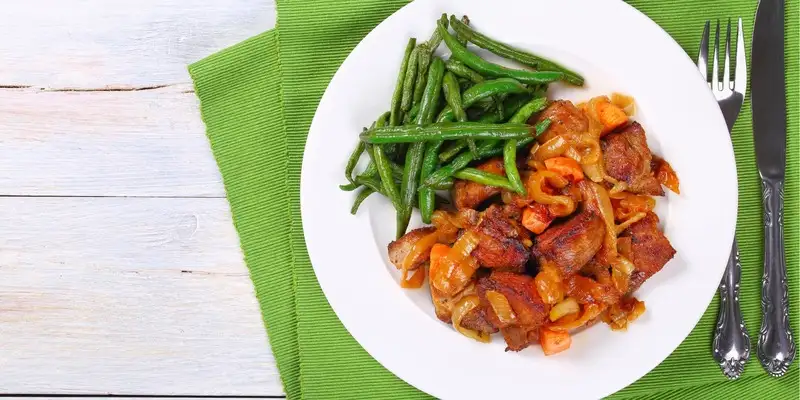 Lombo de porco com amêndoas e feijão