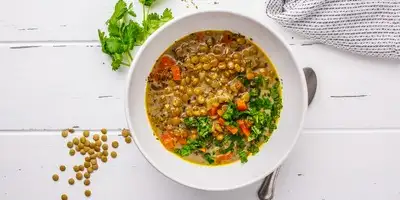 Lentilhas com legumes e ovos