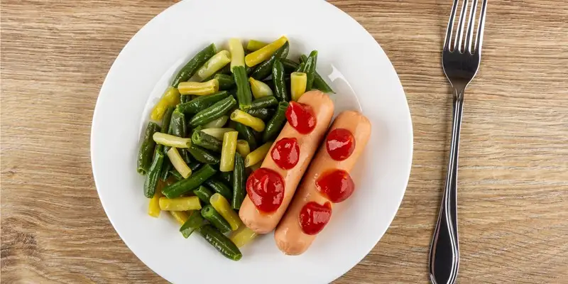 Wienerle com mozzarella e feijão