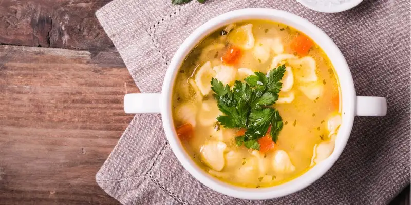 Caldo de frango com peito de frango