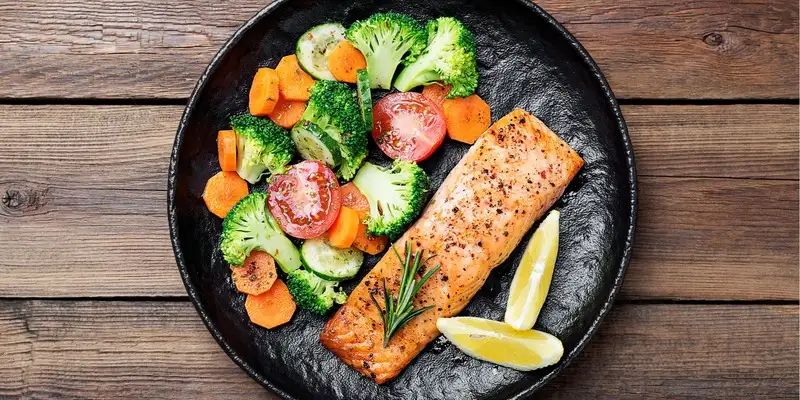 Salmão Stremel com feta e legumes do imperador