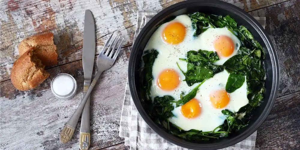Fried eggs with creamed spinach and tuna fish - recipe | FoodPal