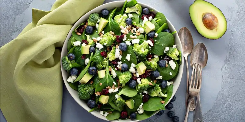 Feta assada em salada com brócolos