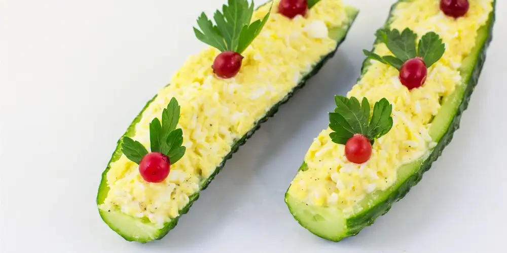 Egg salad on cucumber boats - recipe | FoodPal