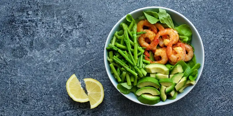 Insalata di asparagi e avocado con gamberi