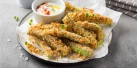 Überbackene Zucchini-Schiffchen mit Nuss-Käse-Kruste