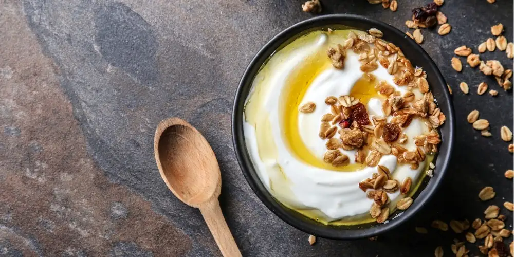 Cremiger griechischer Joghurt mit Nüssen und Honig - Rezept | FoodPal