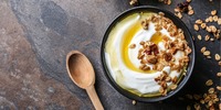 Cremiger griechischer Joghurt mit Nüssen und Honig
