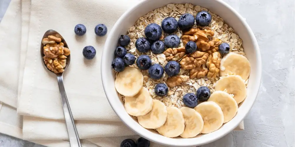 Oatmeal millet porridge with apple, cinnamon and blueberries - recipe | FoodPal