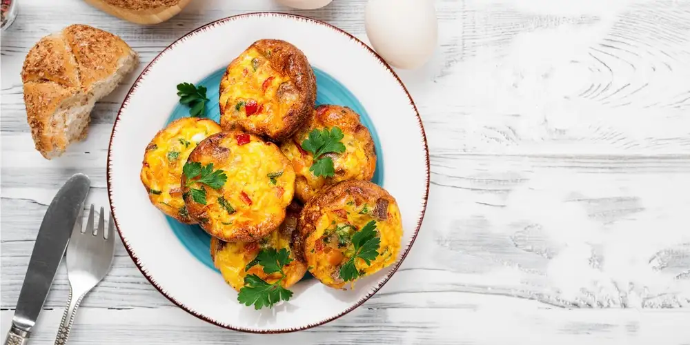 Egg muffins with peppers and bacon rim - recipe | FoodPal
