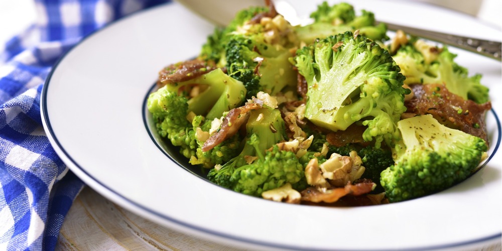 Blumenkohl-Brokkoli-Salat mit gerösteten Walnüssen - Rezept | FoodPal