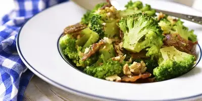 Insalata di cavolfiore e broccoli con noci tostate