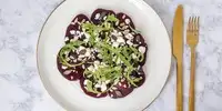 Rote Bete-Mozzarella-Carpaccio mit Nussdressing