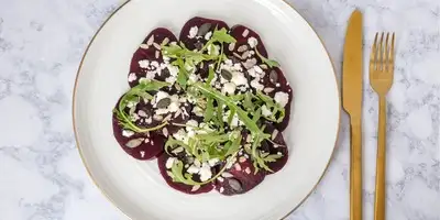 Carpaccio de betteraves rouges et mozzarella avec vinaigrette aux noix