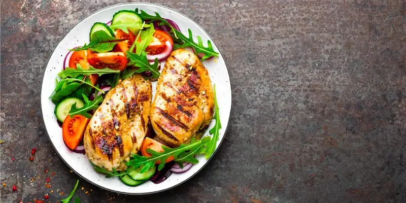 Petto di pollo su insalata di rucola con carciofi
