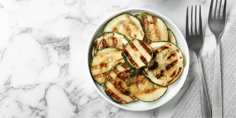 Cukiniowe chipsy z parmezanem