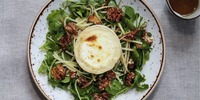 Ziegenkäsetaler mit Speck auf Feldsalat