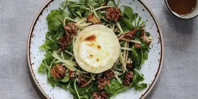 Tagarela de queijo de cabra com bacon na alface de borrego